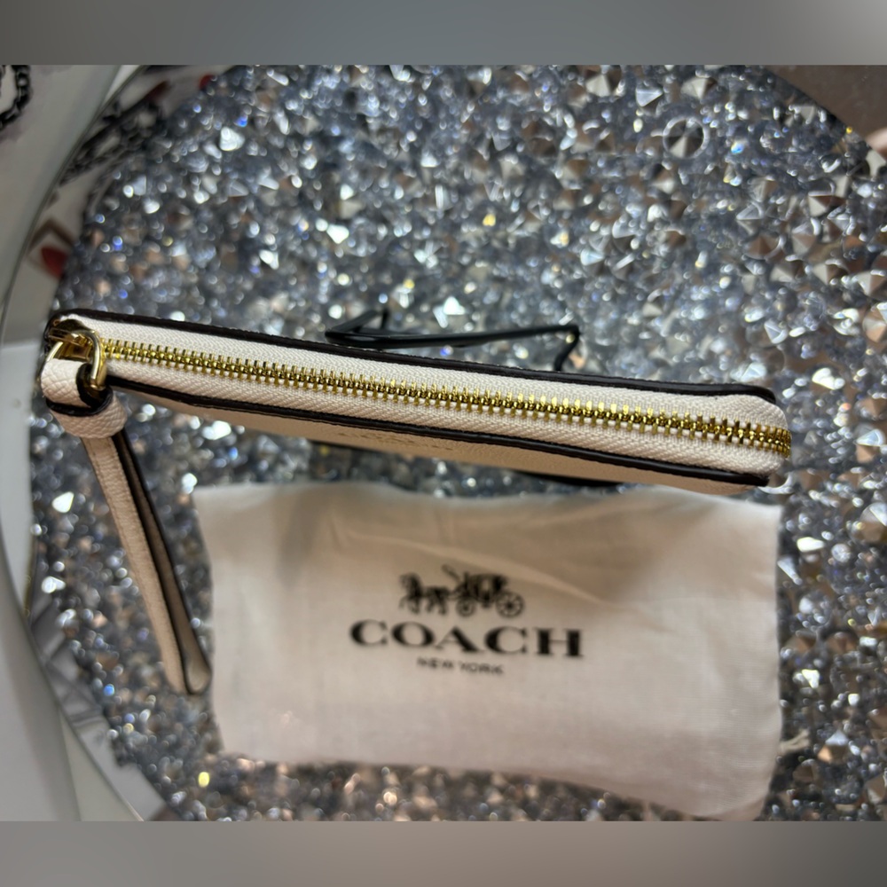 Coach Chalk Pebbled Leather Wristlet EUC - Picture 4 of 11